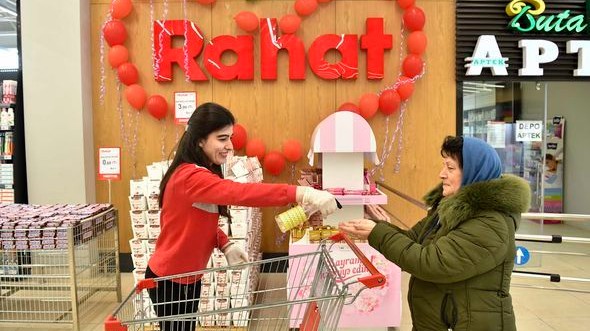 “RAHAT” supermarketlər şəbəkəsinin əməkdaşları pozitiv əhval-ruhiyyə yaradırlar - VİDEO